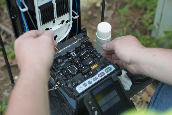 Fusion splicer joining optical fibers